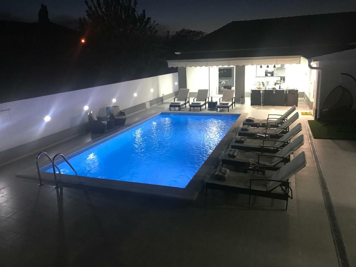 Villa Mare - With Heated Pool Ζαντάρ Εξωτερικό φωτογραφία